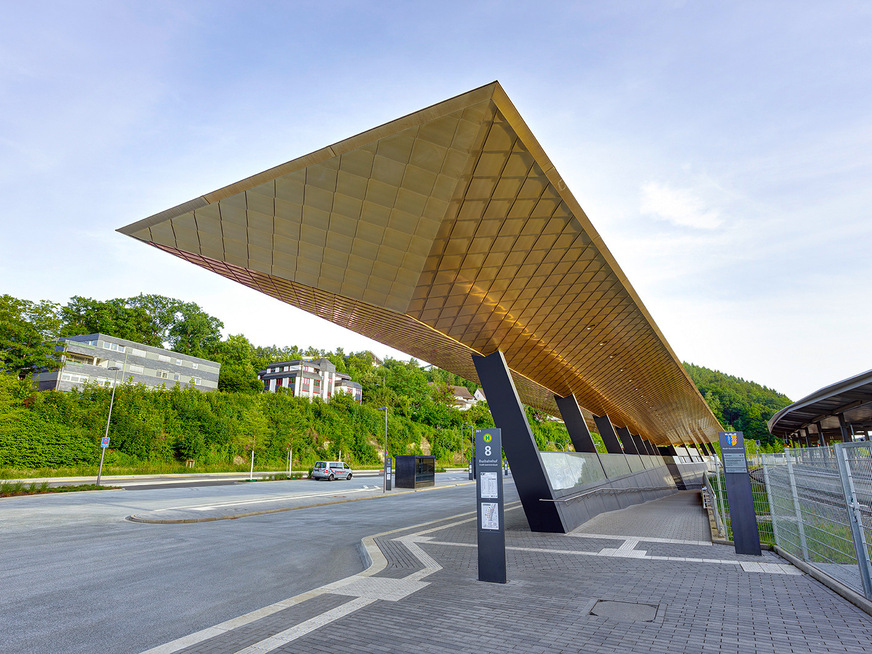 Die Deckenbekleidung erinnert an ein kopfüber stehendes Satteldach