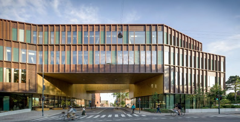 In Valby Hill im Zentrum von Kopenhagen, inmitten des historischen Carlsberg-Stadtviertels, hat das Büro C.F. Møller Architects einen neuen Hauptsitz für die Carlsberg-Gruppe realisiert. Diese Arbeit wurde mit einem dritten Preis ausgezeichnet