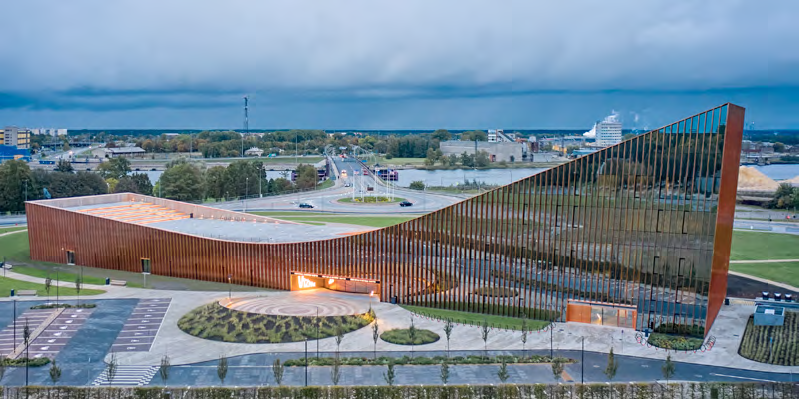 Das vollständig in Kupfer gehüllte Wissenschafts- und Innovationszentrum in Ventspils wurde als eine Einheit von Architektur und Landschaft entworfen und im Wettbewerb lobend erwähnt