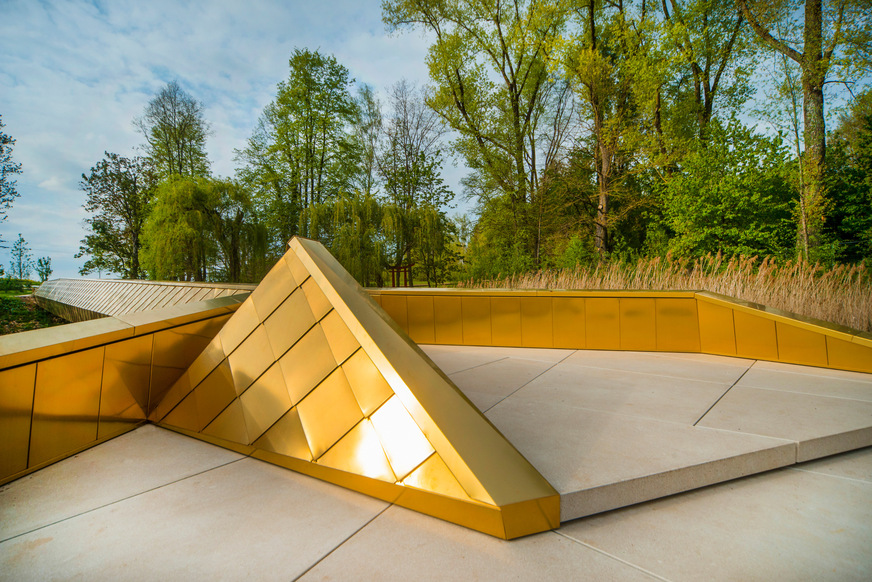 Die goldene Gewand erinnert ein wenig an die Haut eines Reptils in der Sonne