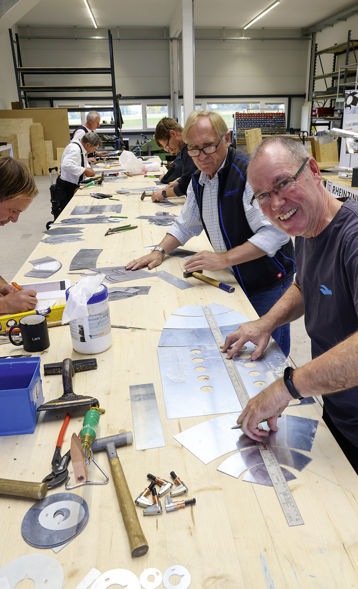 Workshopper Volker Schaible „sortiert“ die Abwicklungen bei Kaelin in Hochmössingen ...