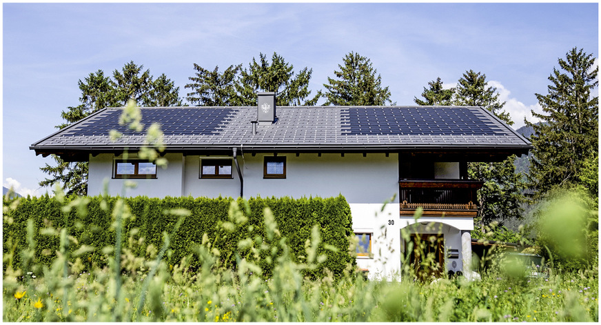 Typisch Prefa schützt auch das Solardach sicher vor Wind und Wetter. Möglich wird dies durch die neu entwickelte Solardachplatte