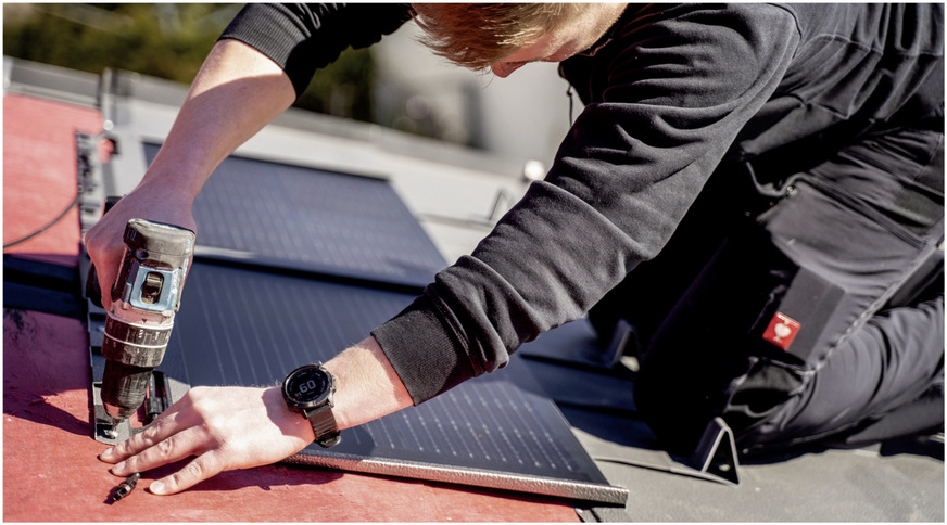 Die Solardachplatte lässt sich sehr einfach montieren
