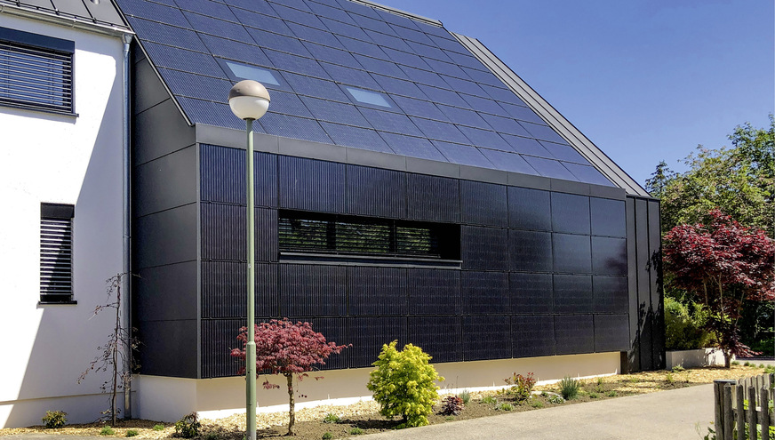 Blick auf die Dach- und Fassaden-PV-Anlagen mit insgesamt 18,81 kWp