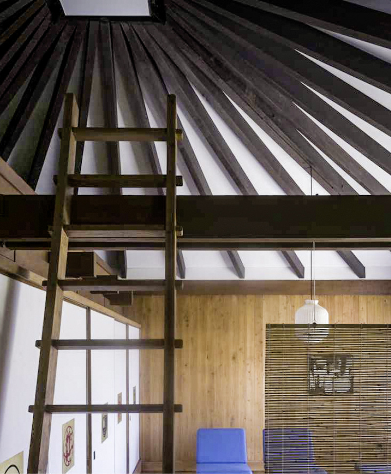 Die Dachstruktur im Innenraum gibt dem Umbrella House seinen Namen und erzeugt das Gefühl, unter einem ­japanischen Ölpapierschirm zu stehen