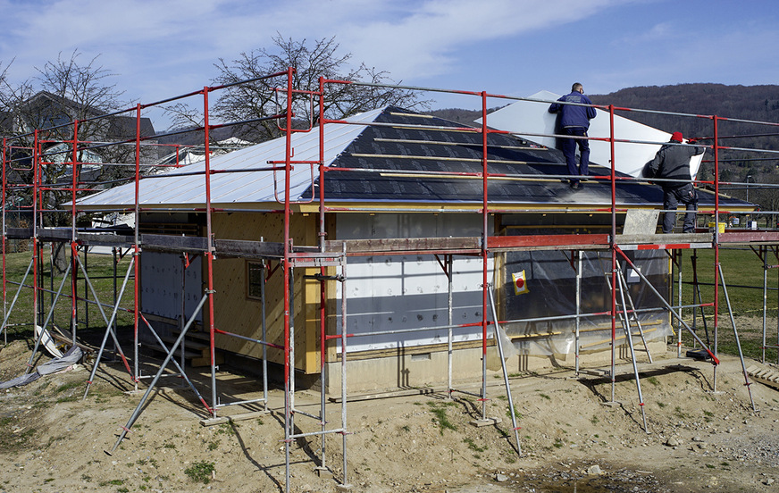 Zum Schutz der Dachhaut wurde der Aufbau mit intakter Folierung durch­geführt