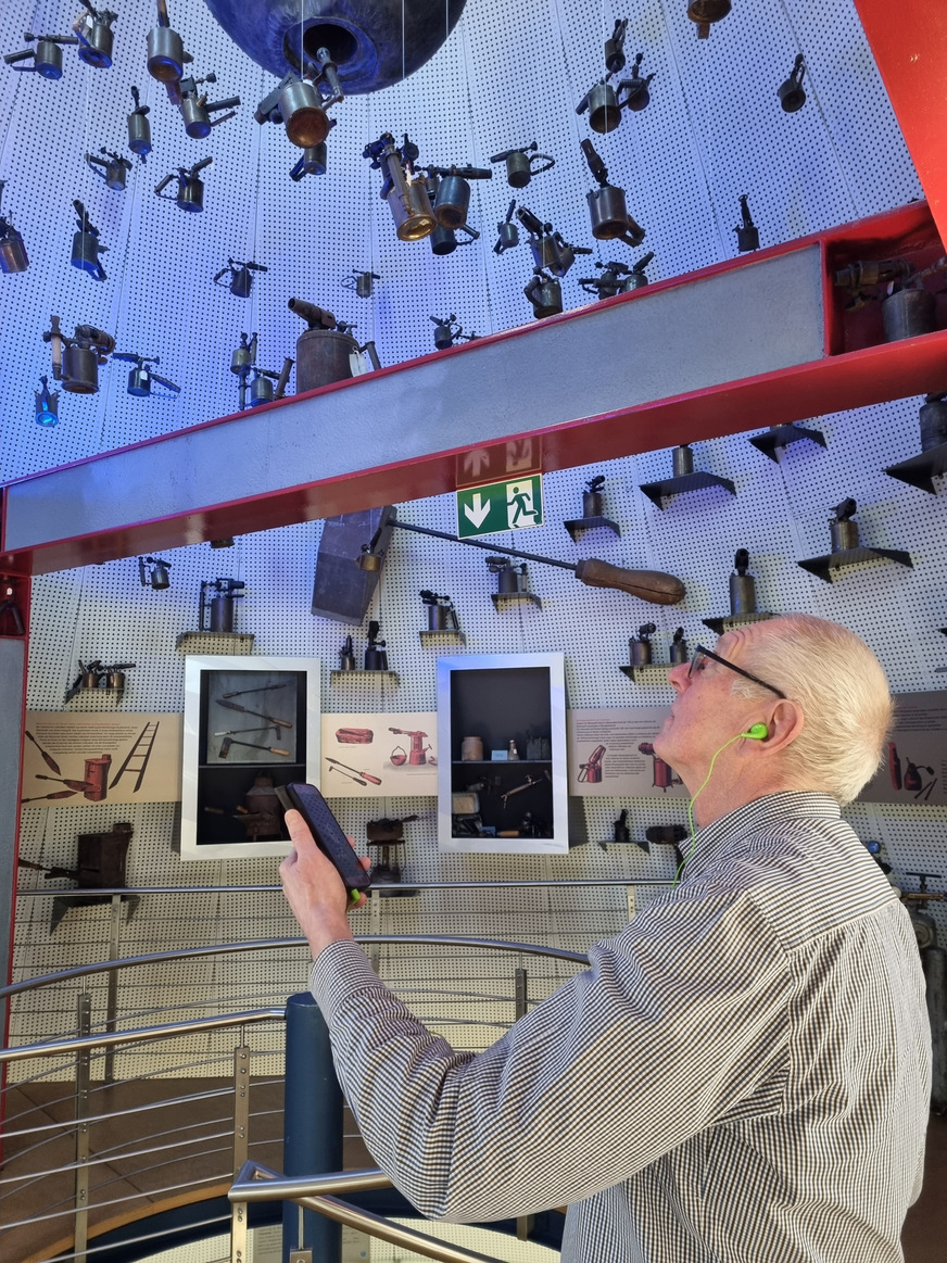 Klaus Hofmann beim Test des Audioguides im Europäischen Klempner- und Kupferschmiedemuseum