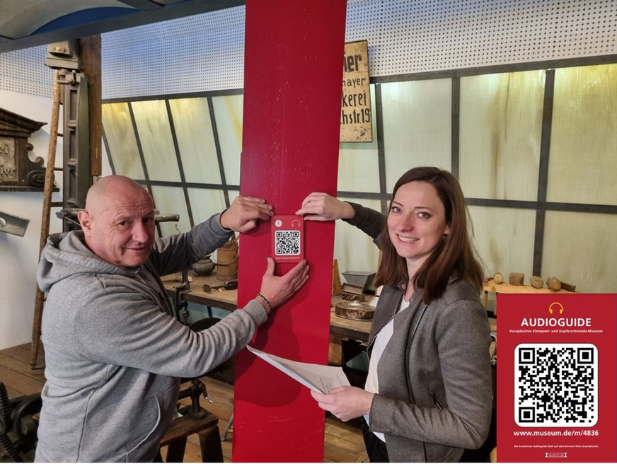 Das Museumsteam, Heinz Neckermann und Annika Roth, beim Anbringen der Stationsschilder