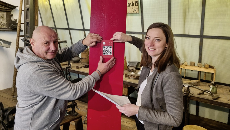 Das Museumsteam, Heinz Neckermann und Annika Roth, beim Anbringen der Stationsschilder