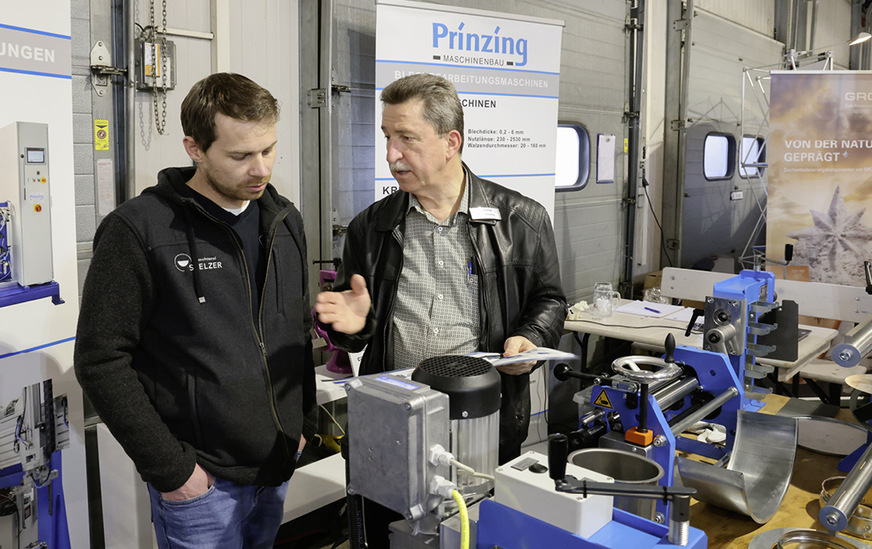 Florian Geier informiert sich bei Peter Prinzing über Umformtechnik
