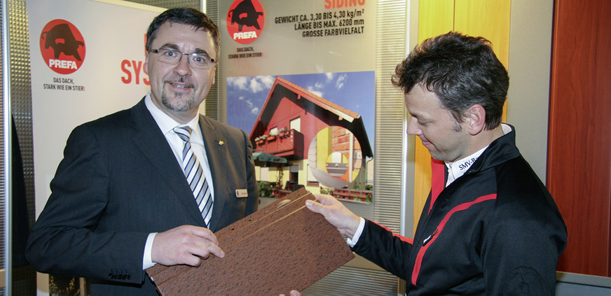 Hausmesse 2011: Karsten Köhler zeigt Norbert Heinzlmeier ein Prefa Siding