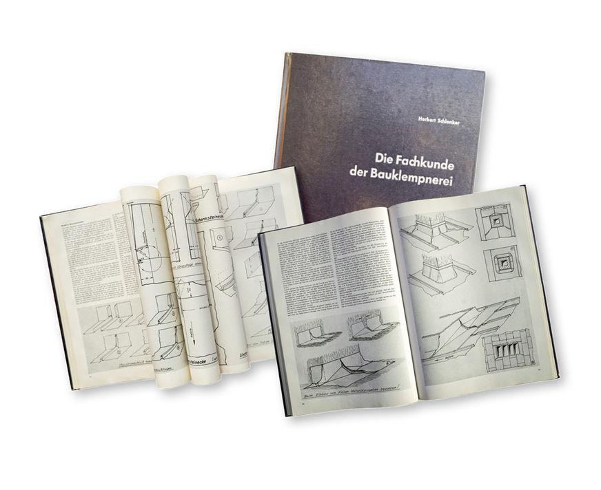 Blick in eines der bekanntesten Fachbücher: „Die Fachkunde der Bauklempnerei“ von Herbert Schlenker