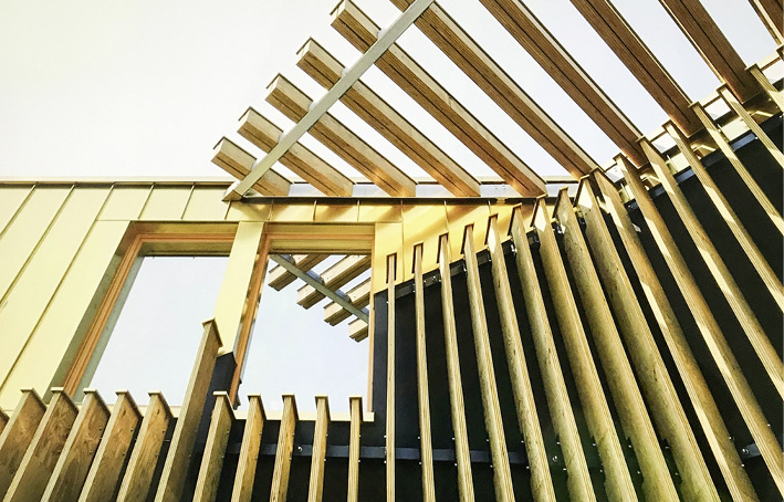 Um die Holzelemente vor Witterungseinflüssen zu schützen, brachten die Spengler zahlreiche Abdeckkappen und Abdeckprofile aus Nordic Brass an
