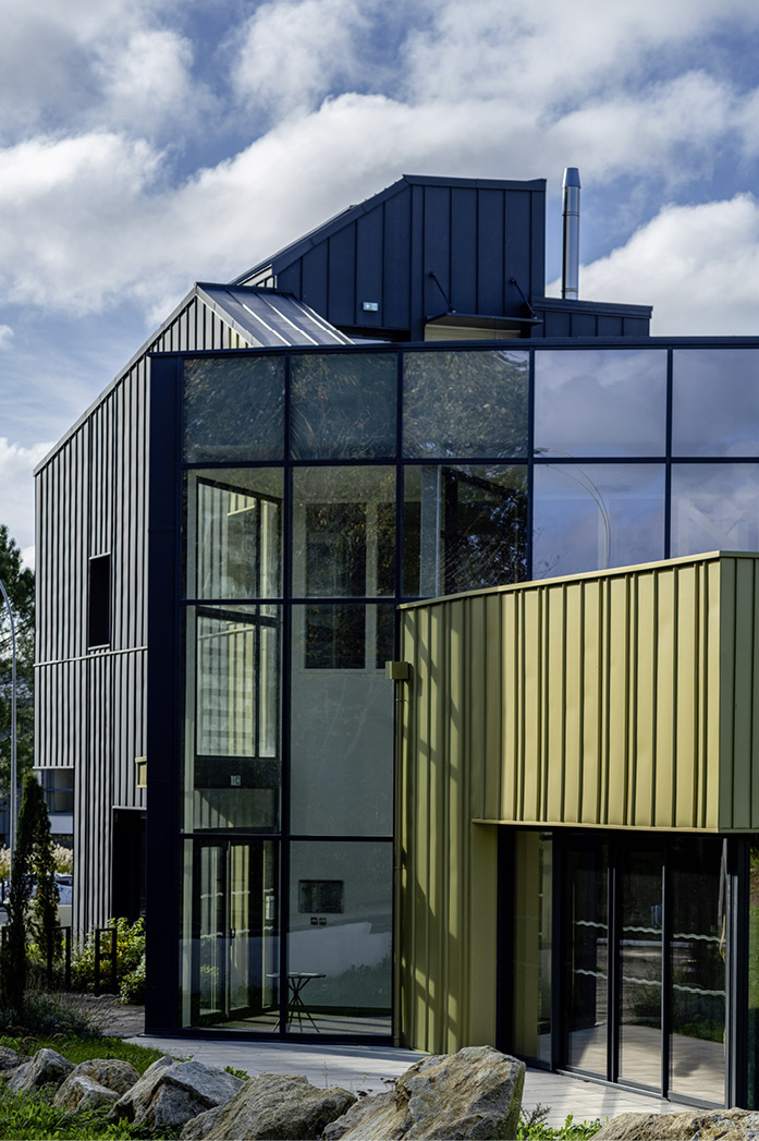 Dunkle Fassadenbereiche wurden mit Titanzink der Marke El Zinc Graphite bekleidet