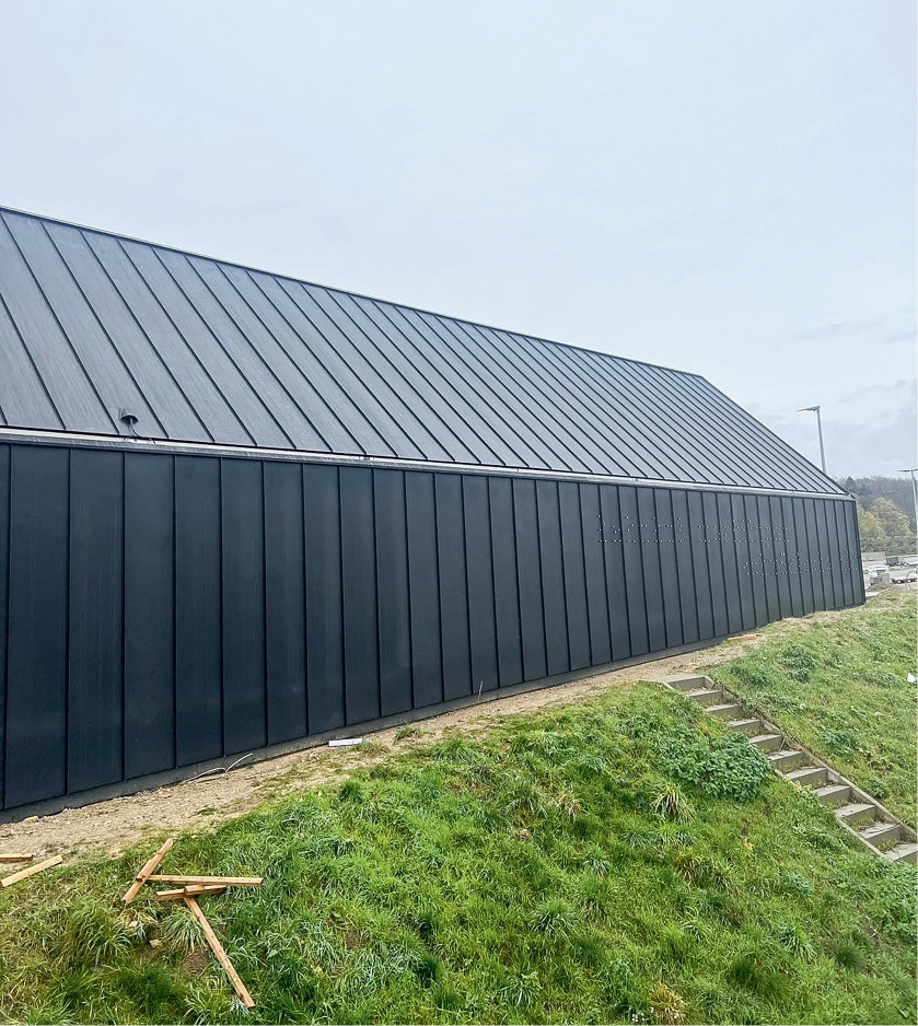 Stehfalzscharen an der Nordfassade