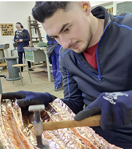 Voller Tatendrang arbeitet Lukas Kromoser an seinem Werkstück