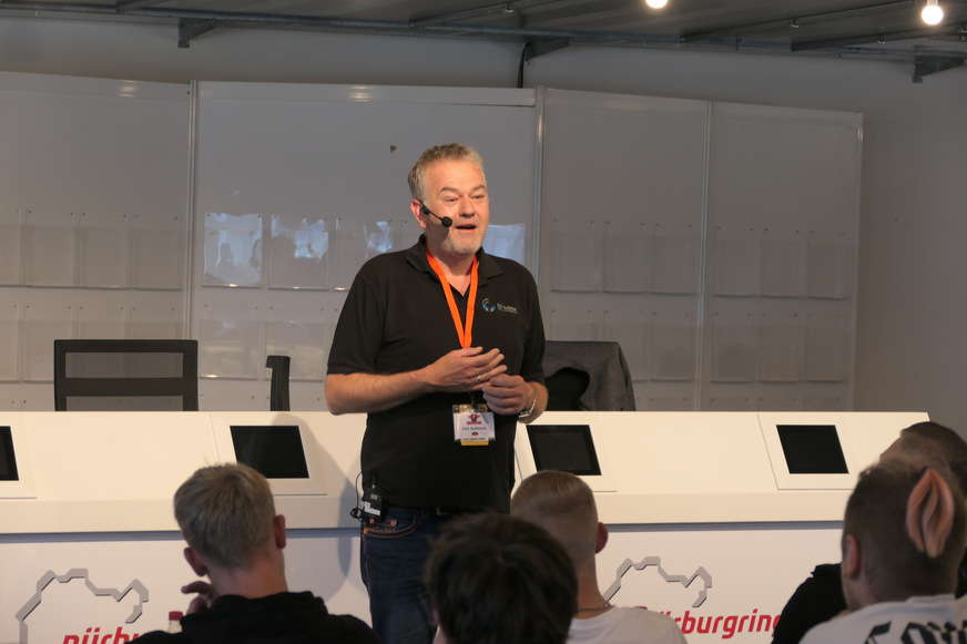 Dirk Bollwerk, Präsident des ZVDH, im&nbsp;Austausch mit Auszubildenden