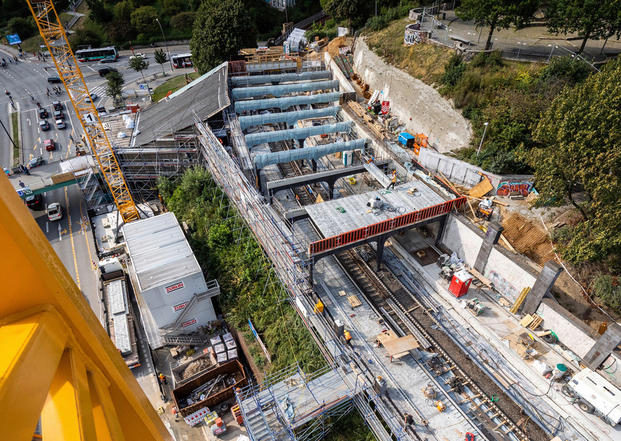 Blick in den entkernten Bereich des Bahnhofs