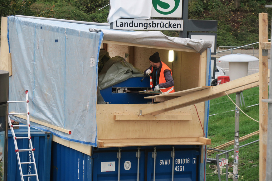 Für das Profilieren der Scharen wurde die Profiliermaschine auf das Dach eines Containers gestellt