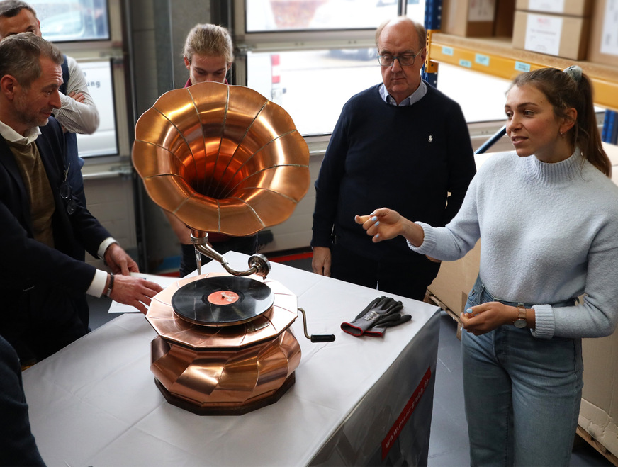 Jennifer Konsek in Fachgespräch mit den Juroren des BAUMETALL-Wettbewerbs 