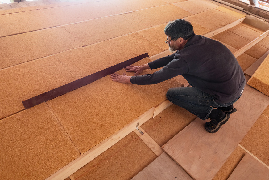 Installation einer Zwischendecke in Leichtbauweise mit Holzweichfaserplatten als Wärmedämmung