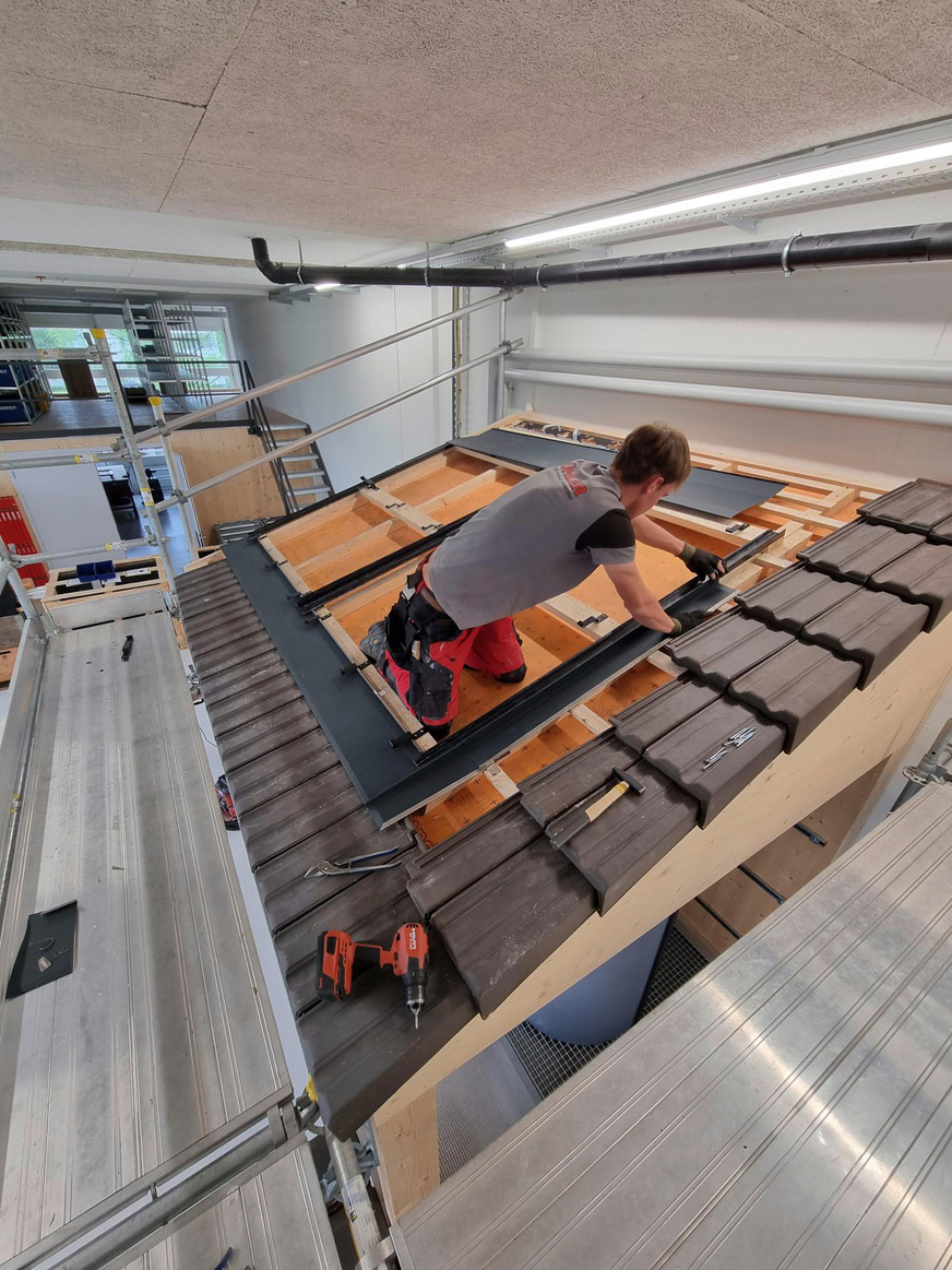 Skillspark: Ein Azubi installiert eine Verwahrung zur Montage einer PV-Indach-Anlage