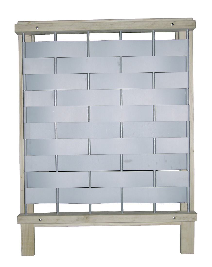 Klein und transportabel: Fassadenmuster mit Webstruktur auf einen Klappständer montiert