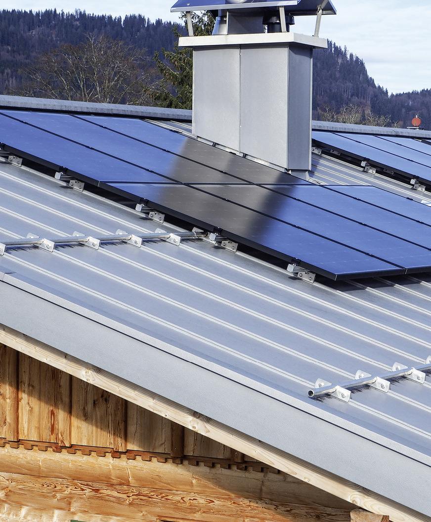 Die praxiserprobten Solarhalter für Stehfalzdächer basieren auf den Montagesystemen für Schneefangeinrichtungen