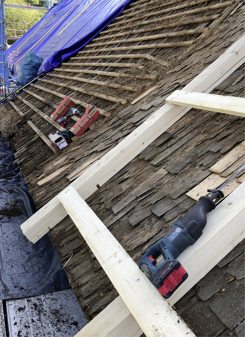 Links die alte Traglattung der Faserzementplatten – rechts die neuen Konterhölzer auf den bestehenden Holzschindeln