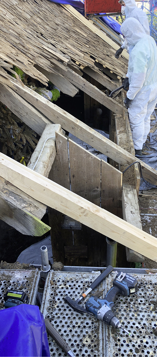 Diese Ecke war am stärksten beschädigt. Hier mussten ein neuer Sparren und neue Holzschindeln eingebaut werden