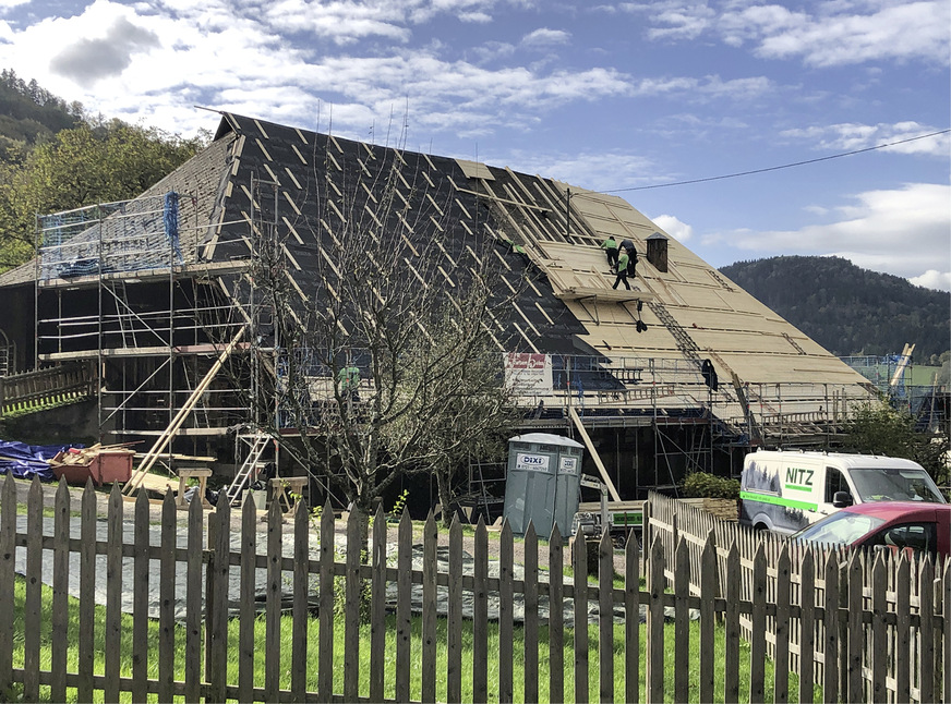 Dachschalungsarbeiten bei traumhaftem Schwarzwaldwetter. Links ist bereits die Trennlage als ­Witterungsschutz verlegt