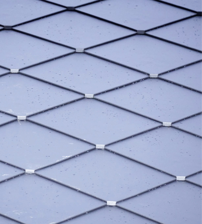Spitzschablonen-Deckung: die Haushaut-Quadratschindeln mit ­umlaufendem Liegefalz im Farbton Hausgrau Pearls