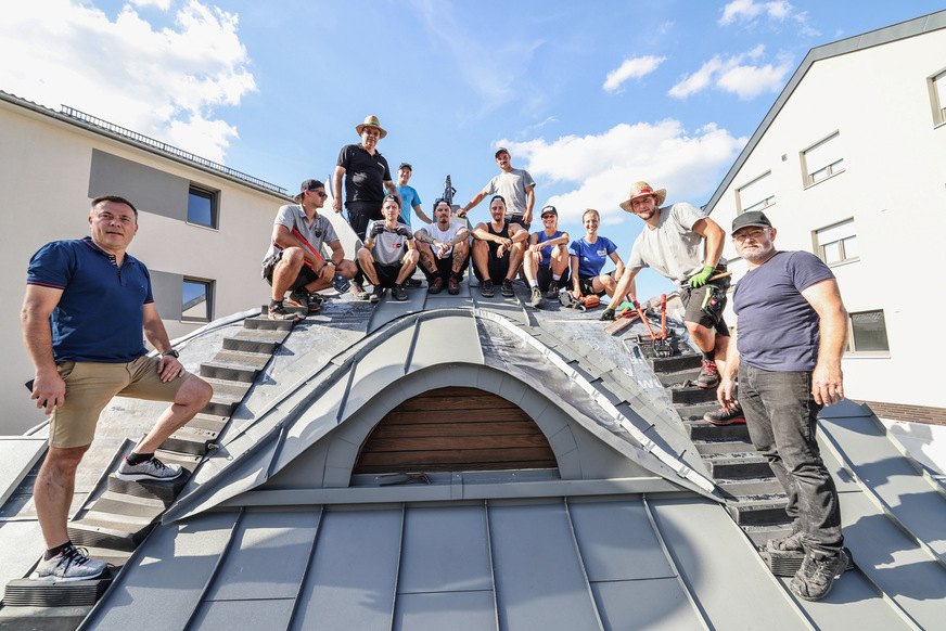 Meisterpower: Schüler, Ausbilder und Gäste bilden das Sanierungsteam der Stuttgarter Robert-Mayer-Schule