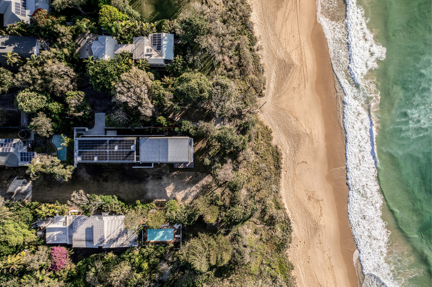 Traumlage und Sonne satt: Auf der ­Dachfläche aus ­farbbeschichtetem Aluminium wurden ­teilweise Photovoltaikmodule montiert