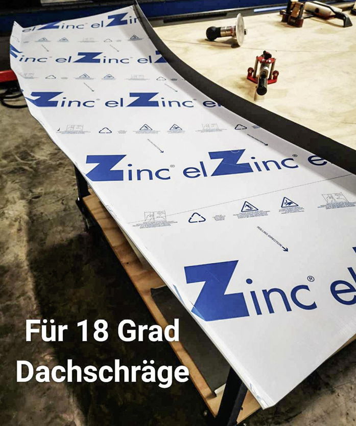 Zum Anschluss an die rund 18° schrägen Dachflächen wurden die Scharen passgenau abgewickelt