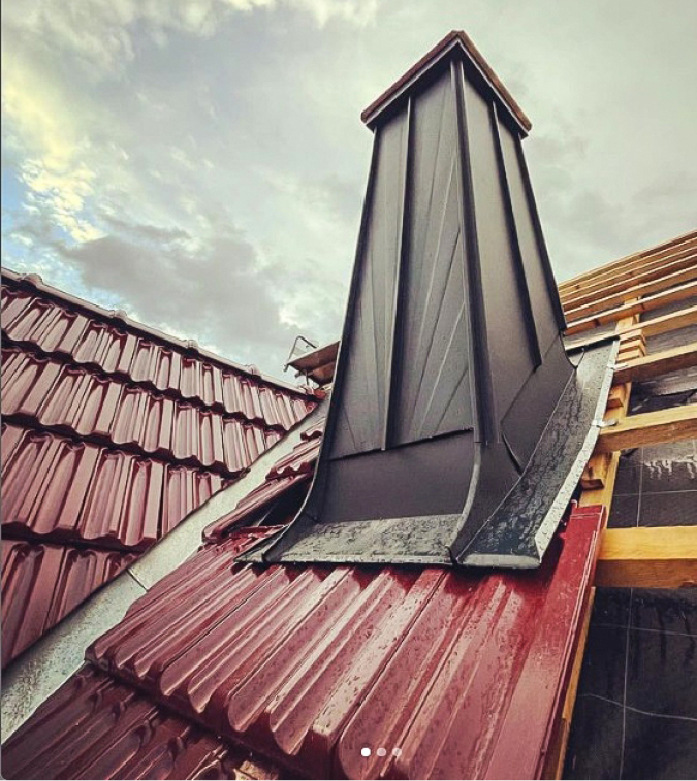 Formschön – eine gefalzte Schornsteineinfassung mit detailliert gestaltetem Mantel