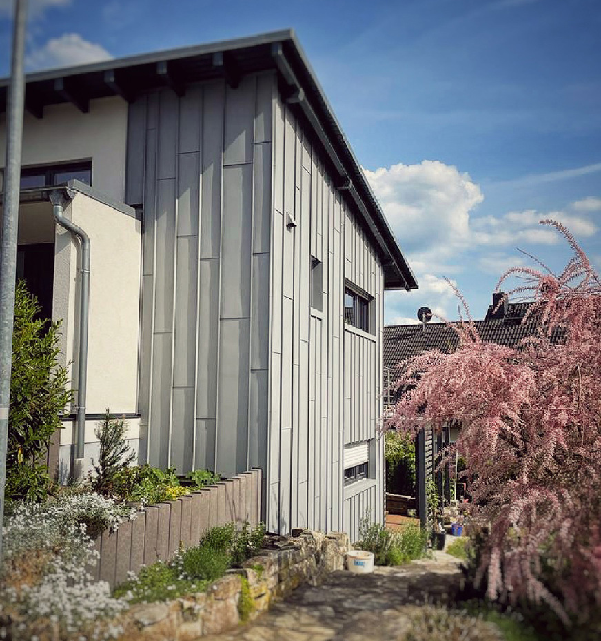 Formschöne Sanierung: Diese dynamische Winkelstehfalzfassade durfte der Bauherr mitgestalten