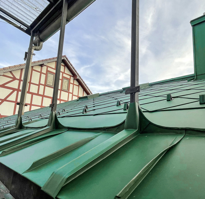 Neben einer sicheren Einfassung spielte die Ableitung des anfallenden Niederschlagwassers und die ­Ausdehnung an den statischen Pfosten eine wichtige Rolle bei der Detaillösung