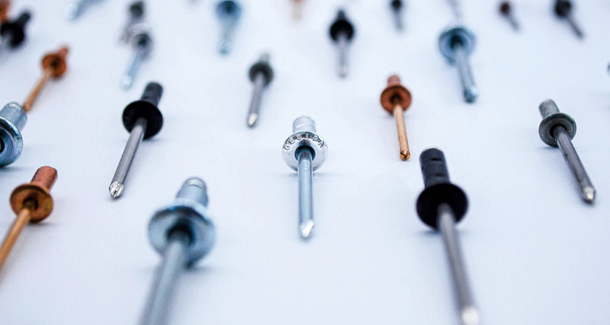 Die Blindniettechnik ist ein Verfahren zur Verbindung von Materialien, deren Rückseite nicht zugänglich ist. Blindniete sind variabel anpassbar in Form und Größe, sodass zahlreiche Anwendungsfelder und -fälle bedient werden können