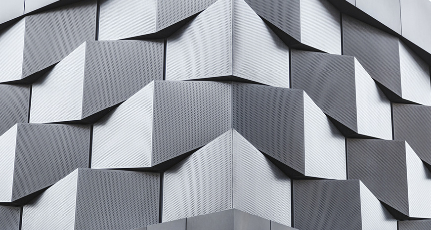 Das abstrakte architektonische Muster dieser verwinkelten Fassadenstruktur umhüllt ein futuristisches Gebäude