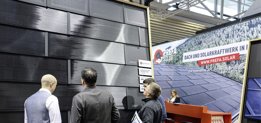Die Solardachplatte von Prefa kann auch an der Fassade eingesetzt werden