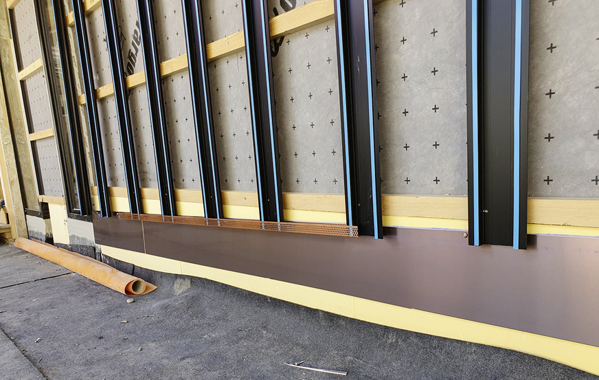 Schwarz eloxierte Hutprofile zeigen die Positionen der&nbsp; Tecu-Bond-Platten-Stoßfugen