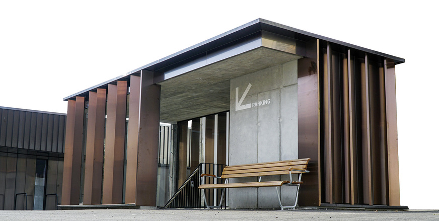 Kupferlisenen strukturieren die Fassade des pavillonartigen Zugangs zur Tiefgarage