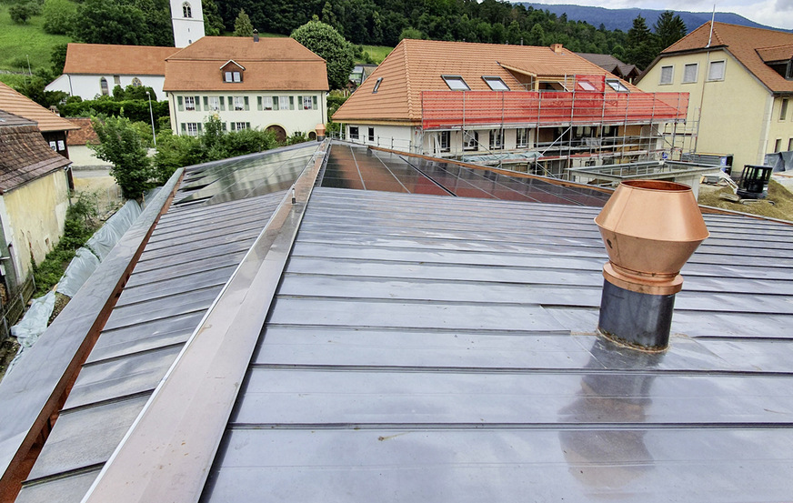 Der diagonal verlaufende First teilt das Dach in zwei Dreiecksflächen