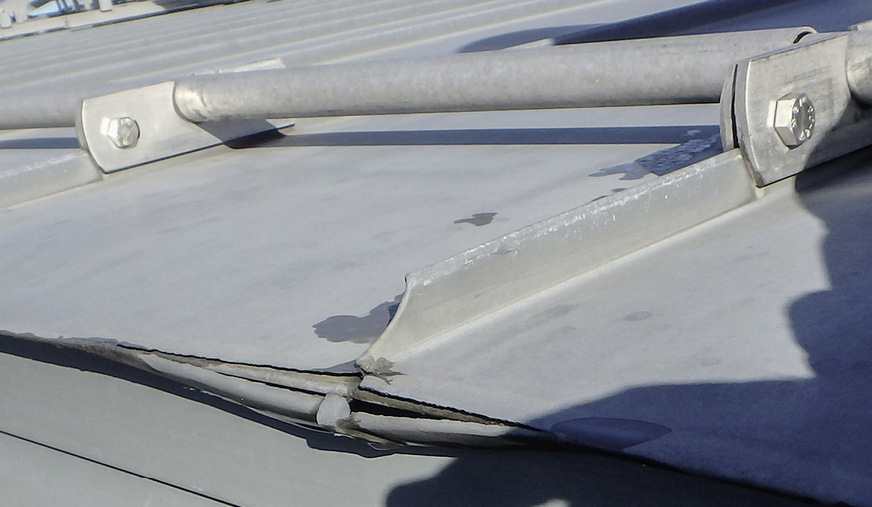 Abb. 7: Der Scharabschluss hat keinen Platz, um thermische Längenänderungen schadlos aufzunehmen