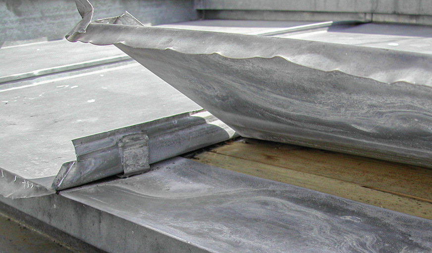 Die Bauteilöffnung macht Wasserlaufspuren sichtbar. Ein Wasserfalz am Traufblechabschluss ist nicht vorhanden. Die Traufbleche sind direkt befestigt