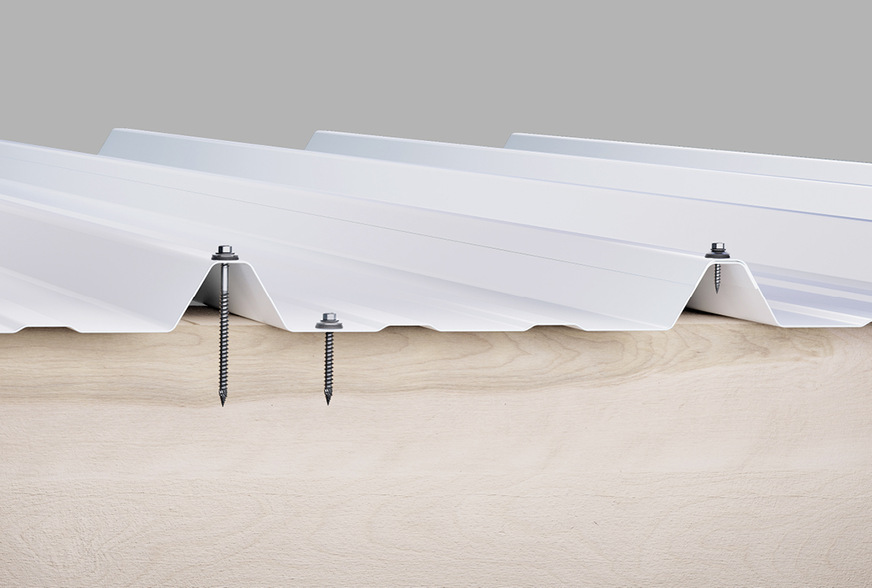 Selbst bei einem einschaligen Dach aus Metalltrapez- und Wellprofilen kann CXCW eingesetzt werden