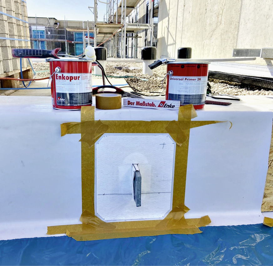 Geheimwaffe: Selbst anspruchsvolle Details wie dieser Geländerflansch ­lassen&nbsp;sich problemlos abdichten