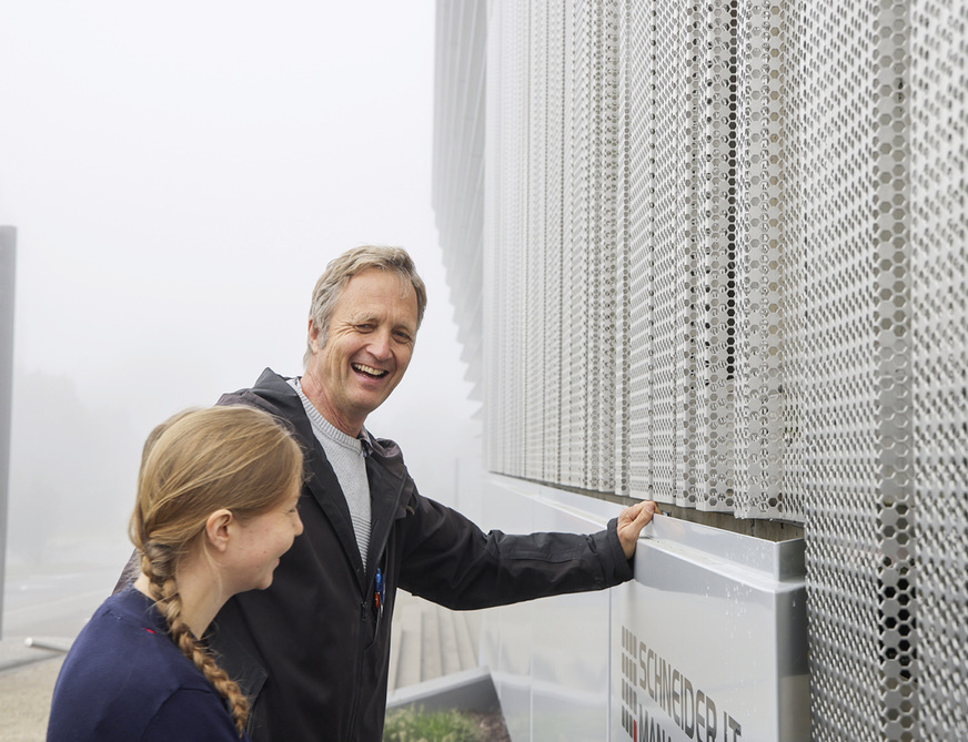 Julia und Alois Baumann interessieren sich für Details der gelochten Aluminium-Vorhangfassade