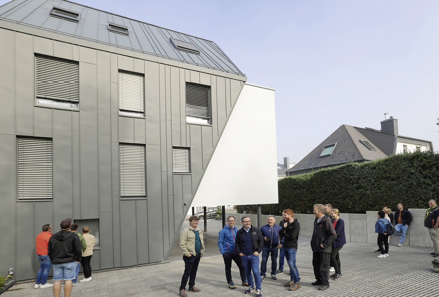 … gemeinsam mit den Treff-Teilnehmern eine Winkelfalzfassade